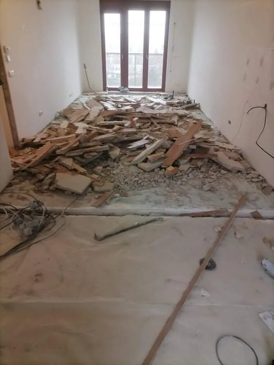 Rozebrání staré podlahy, odkrytí konstrukce při rekonstrukci