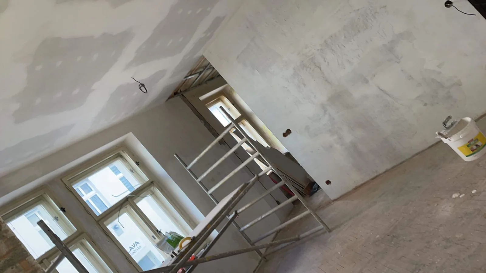 Sádrokartonový podhled, zatmelené spoje před finální úpravou