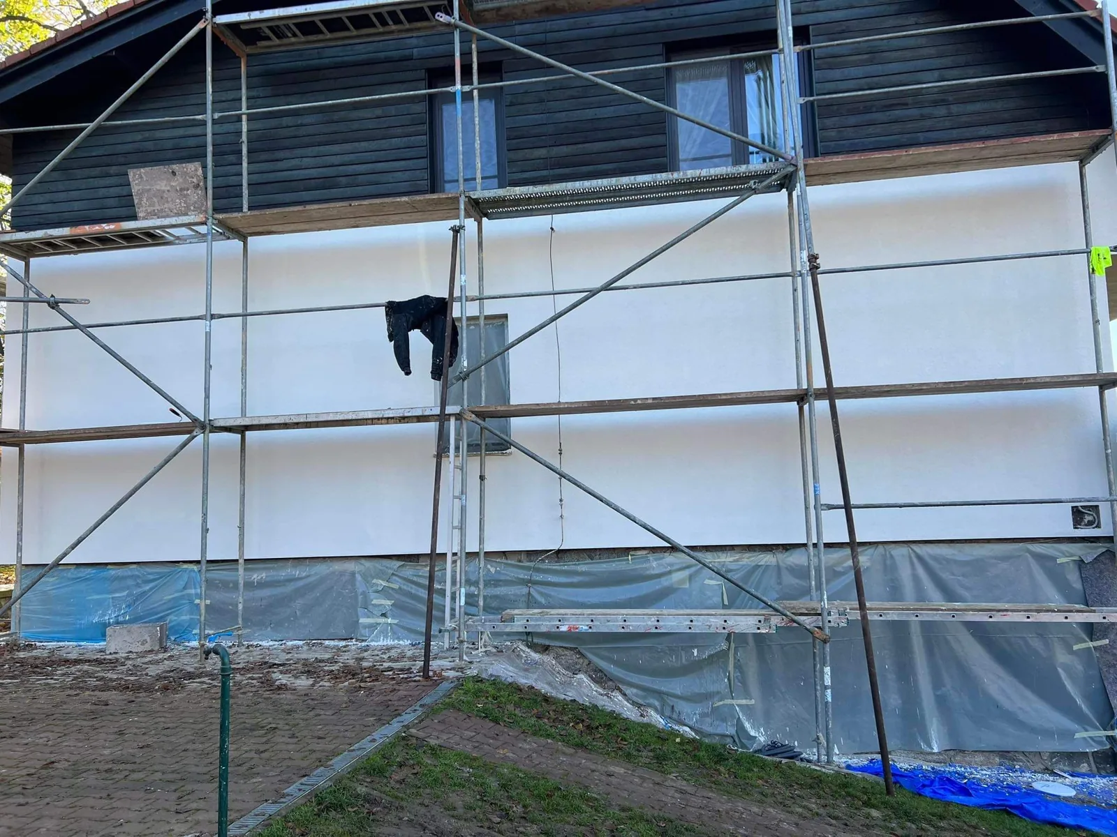 Zateplení fasády, izolační desky během montáže