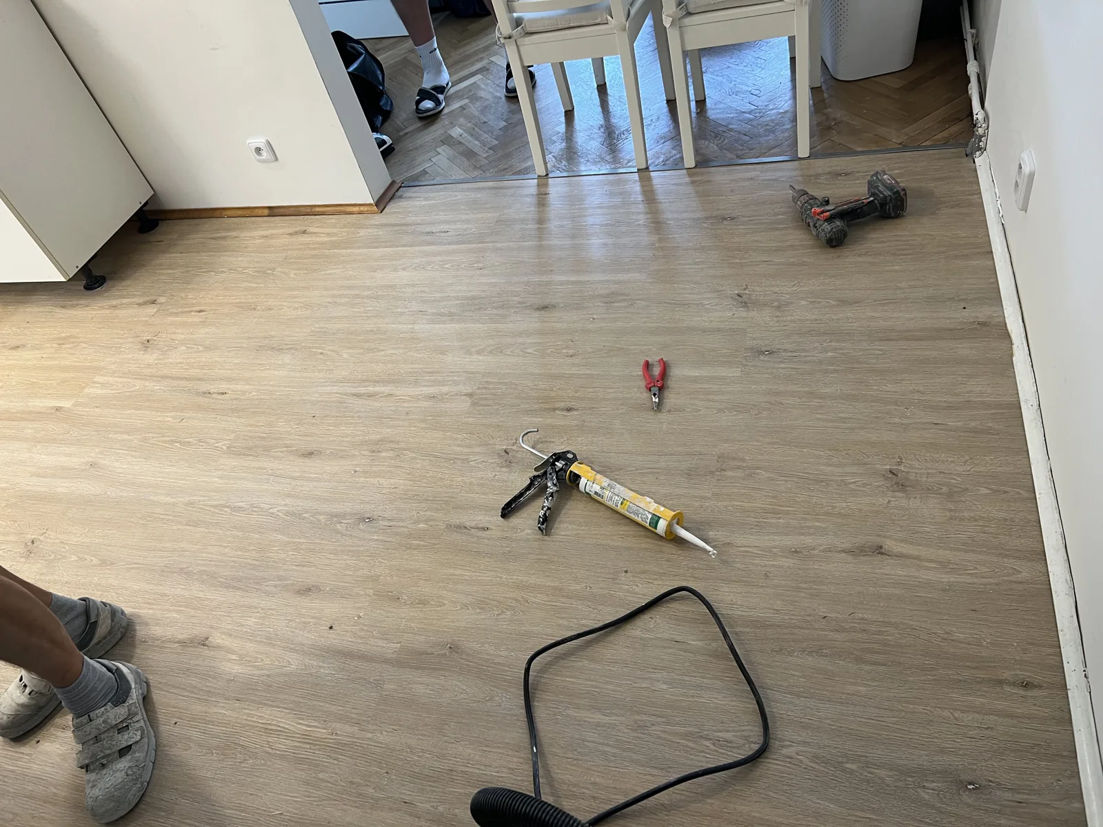 Pokládka podlahy, dílce a dokončení u stěn