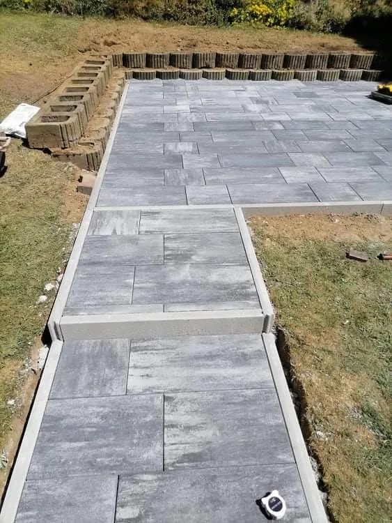 Zpevněné plochy, dlažba a návaznost zahradní cesty